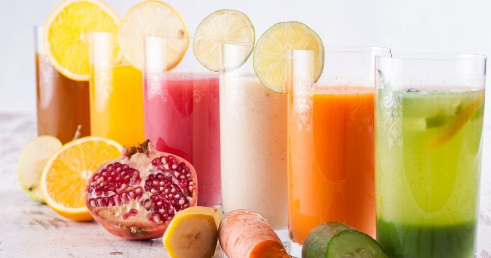 Vasos de zumos naturales con fruta fresca